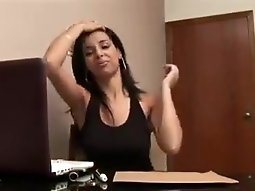 Elle baisse son jeans et retire sa culotte rouge