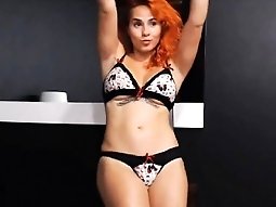 Hot Sexy Redhead Babe Having a Nice Show
